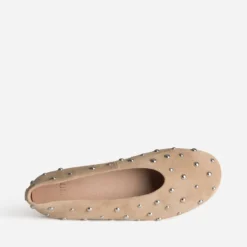 Ballerine beige cuir velours décor clous