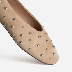 Ballerine beige cuir velours décor clous