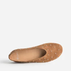 Ballerine camel cuir velours décor clous