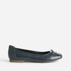 Ballerine marine avec nœud