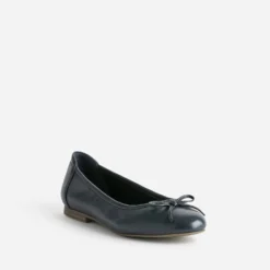 Ballerine marine avec nœud