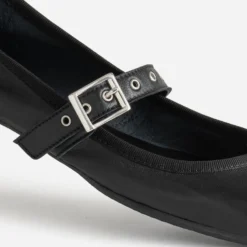 Ballerine noire en cuir avec bride à œillet