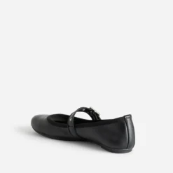 Ballerine noire en cuir avec bride à œillet