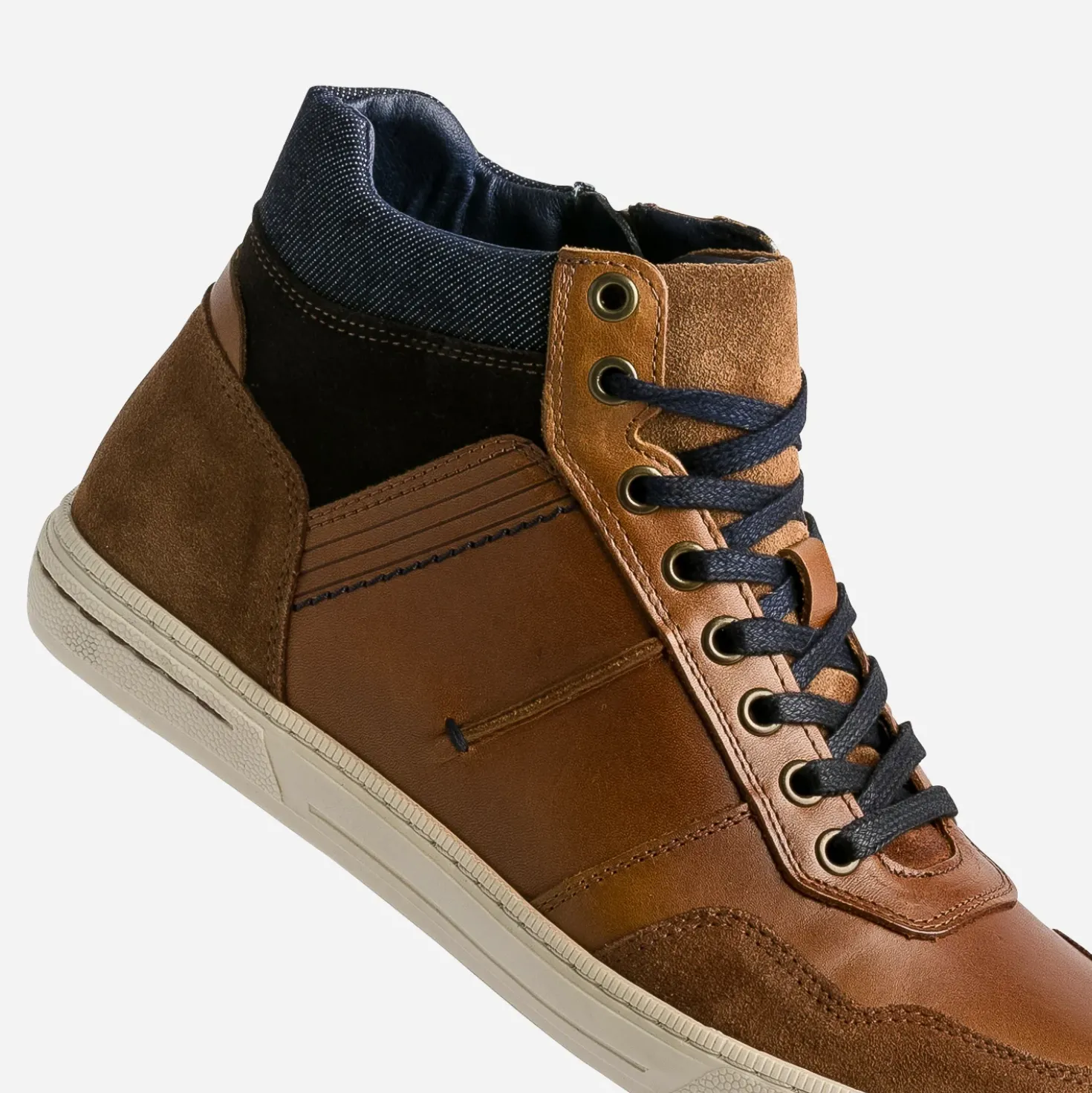Basket cognac cuir à découpes