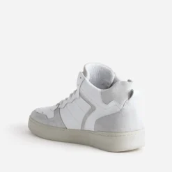 Basket montante blanche et grise en cuir