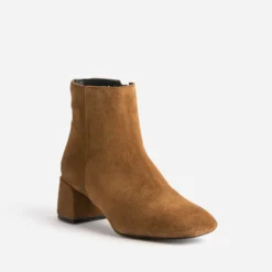 Boots camel en cuir velours à talon flare