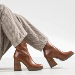 Boots camel à plateforme et talon flare