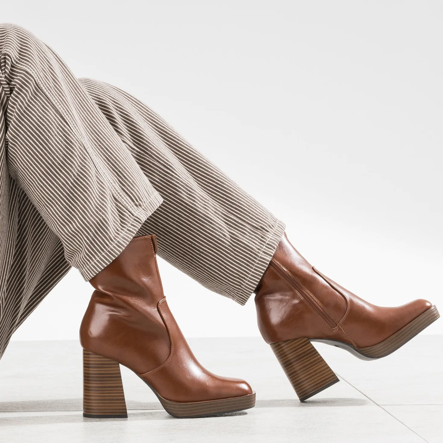 Boots camel à plateforme et talon flare
