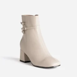 Boots écru trois brides boucles strass