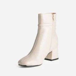 Boots écru trois brides boucles strass