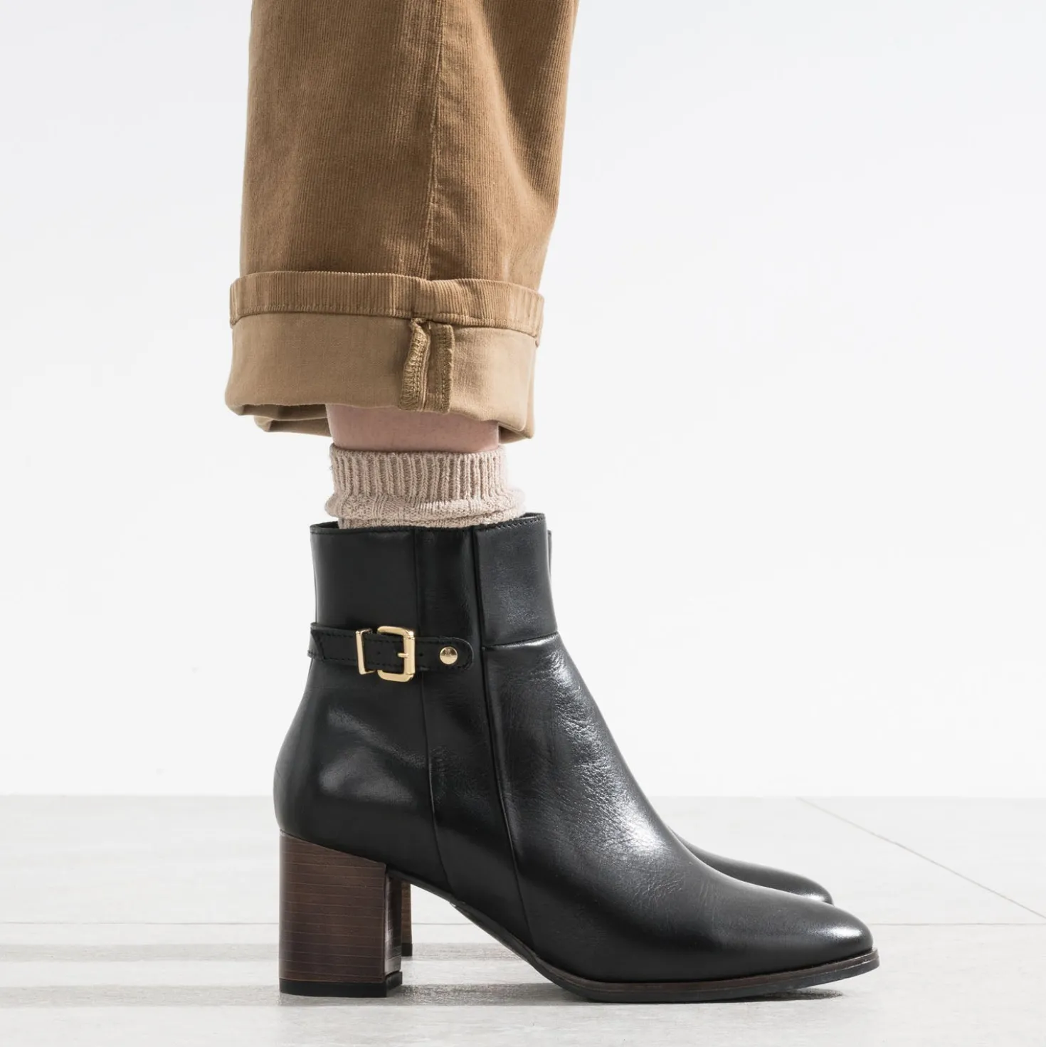 Boots noir éco-conçu en cuir avec bride