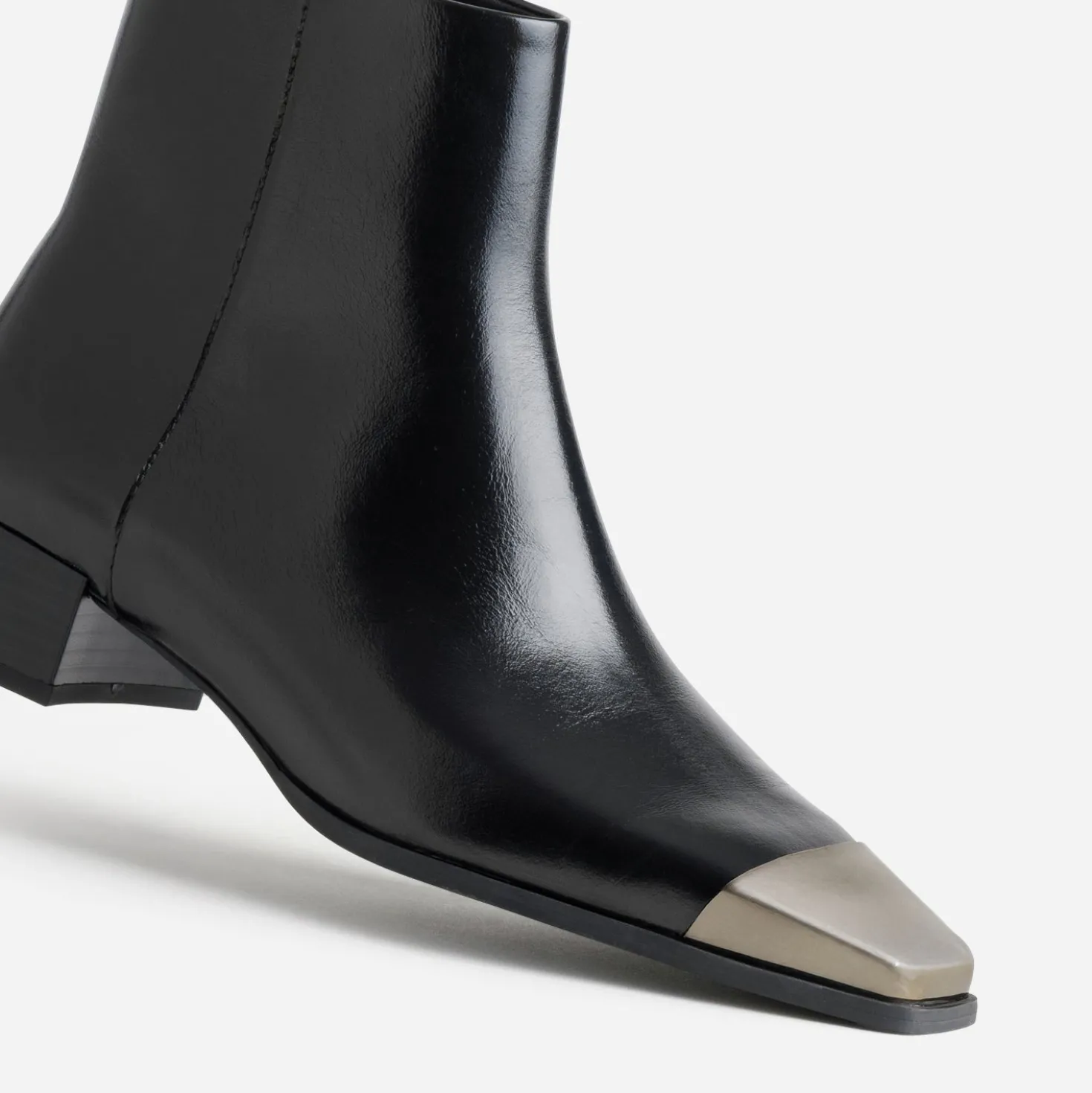 Boots noir cuir bout métallisé