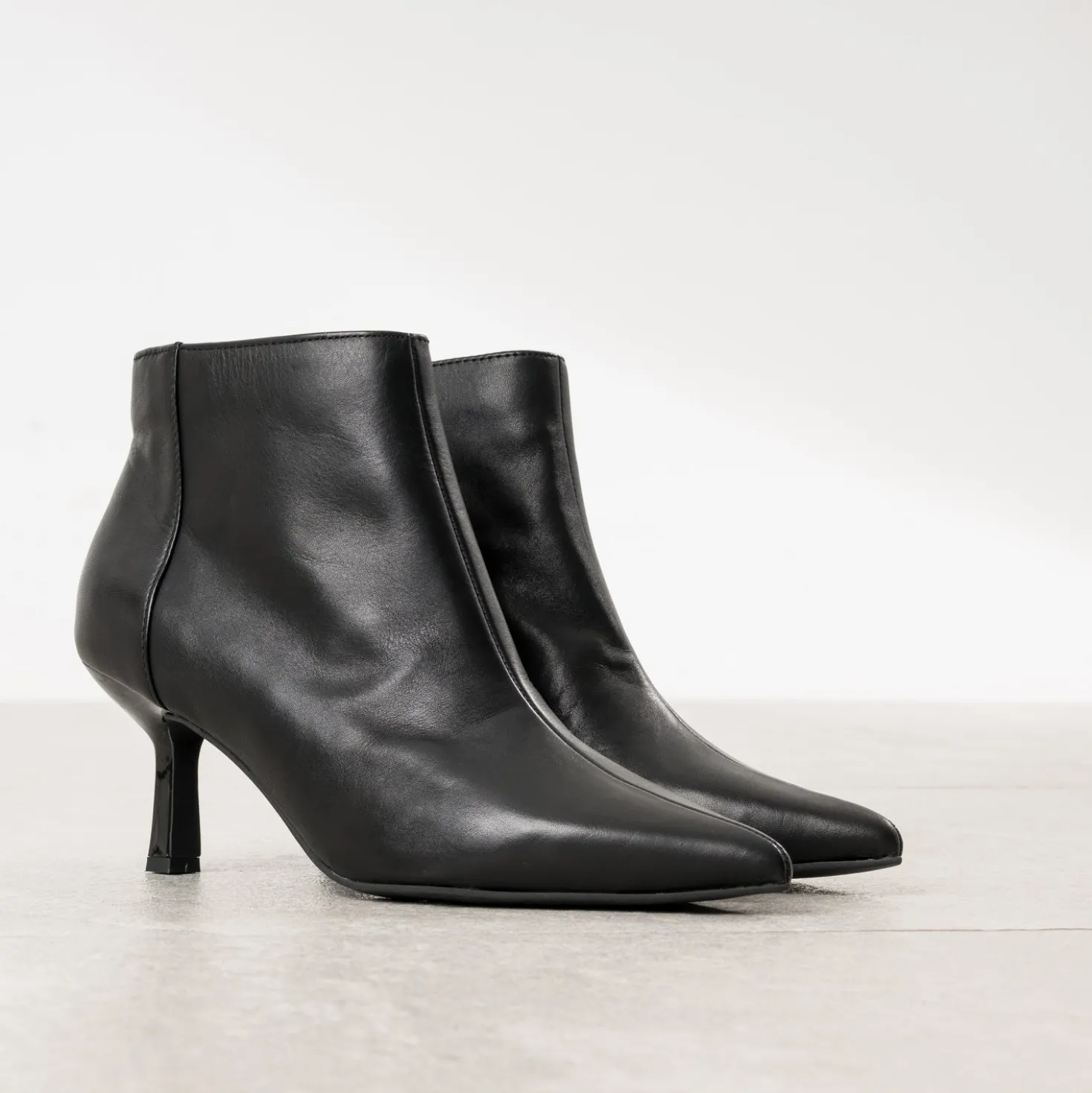 Boots noir cuir kitten-heel