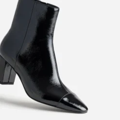 Boots noir verni avec bout droit
