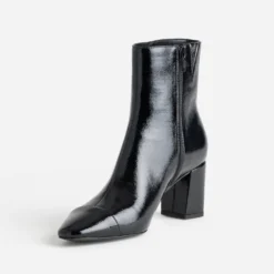 Boots noir verni avec bout droit