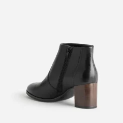 Boots à talon noir cuir détails clous