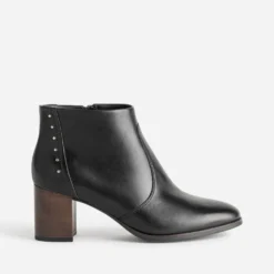 Boots à talon noir cuir détails clous