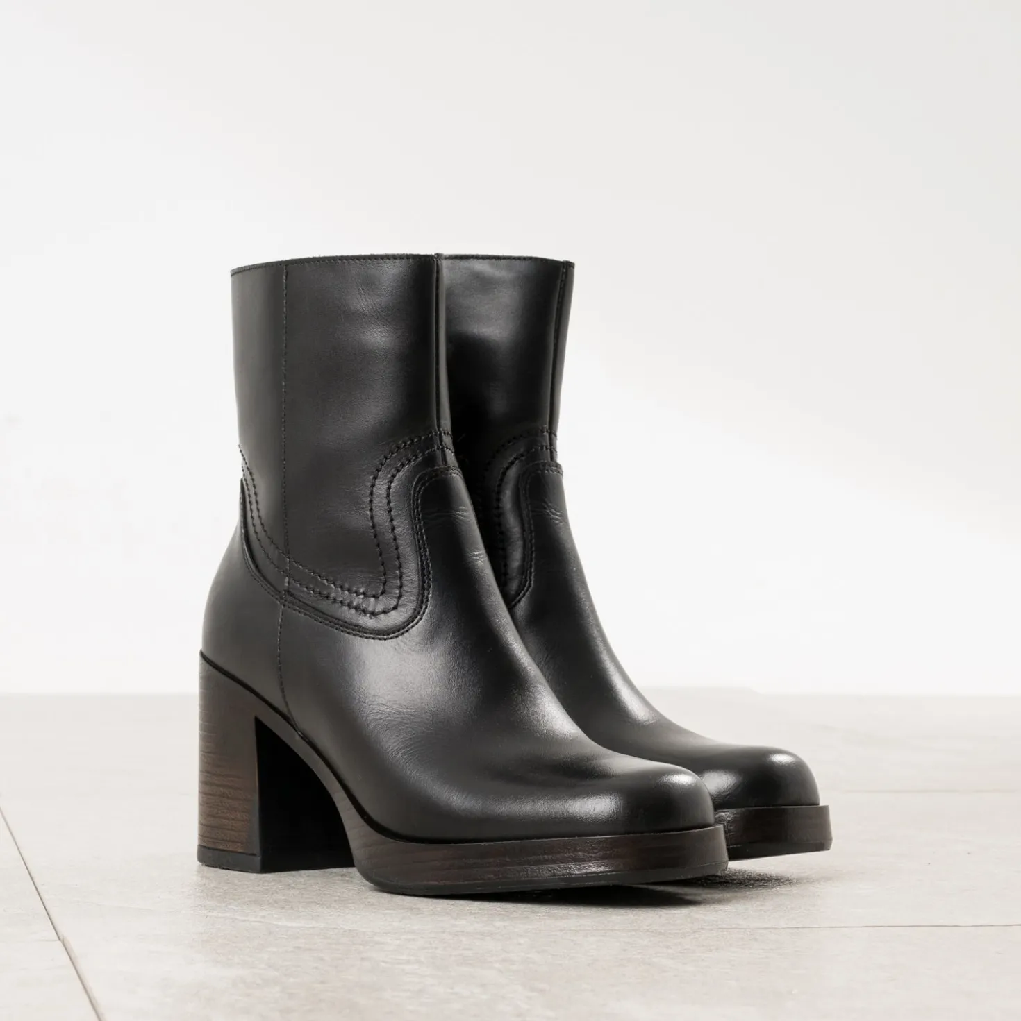 Boots à talon noir en cuir