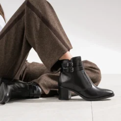 Boots à talon noir en cuir avec double bride