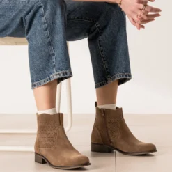 Boots taupe cuir velours détails ajourés