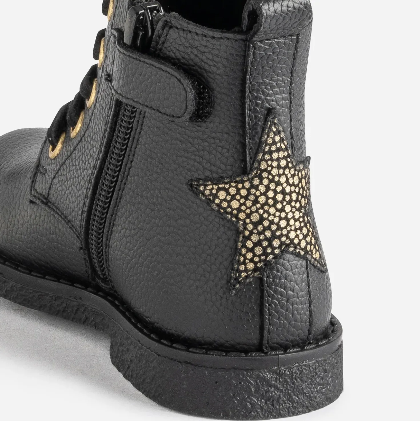 Bottine éco-conçue BUGGY noire en cuir décor étoile
