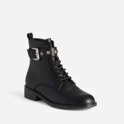 Bottine à lacet noire bride bijou