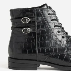 Bottine noire embossée effet croco