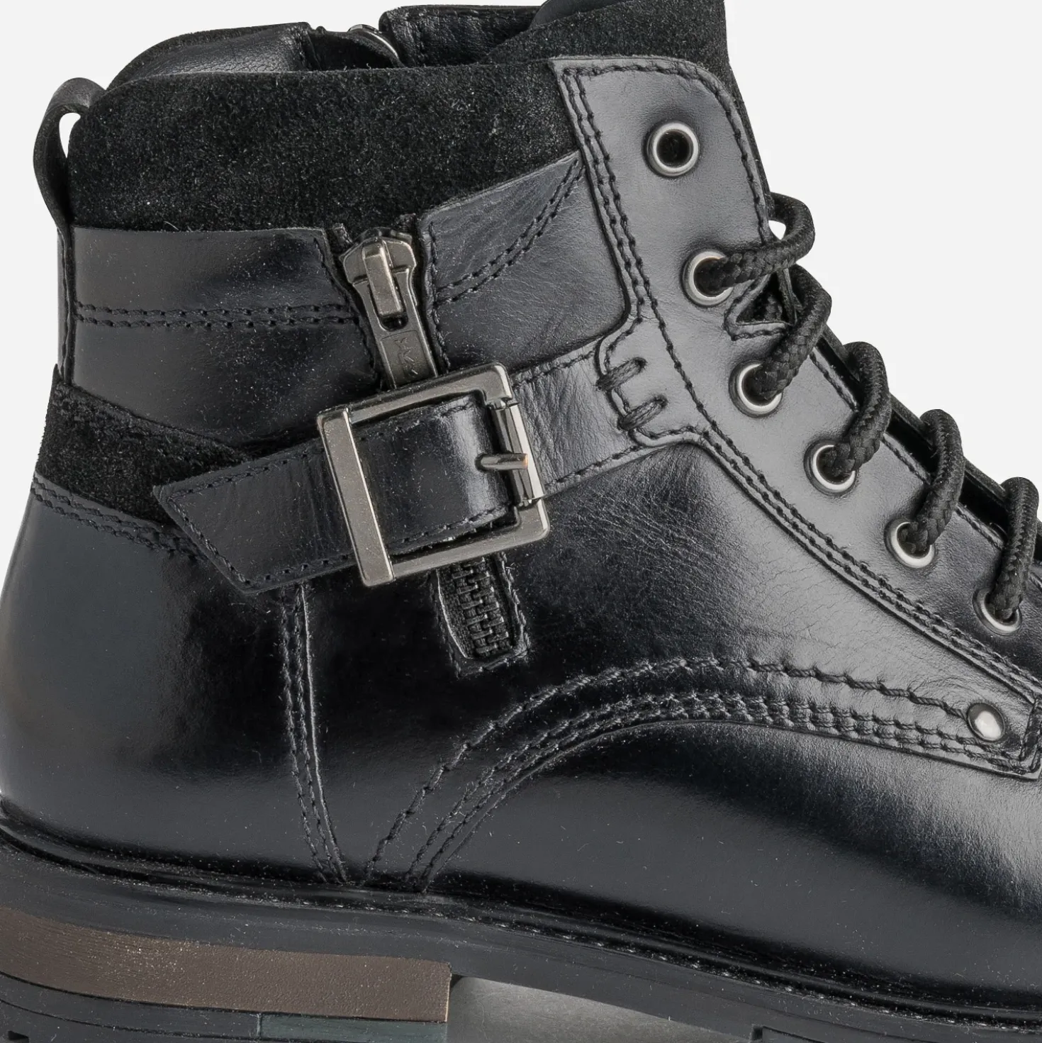 Bottine noire en cuir décor zip et boucle