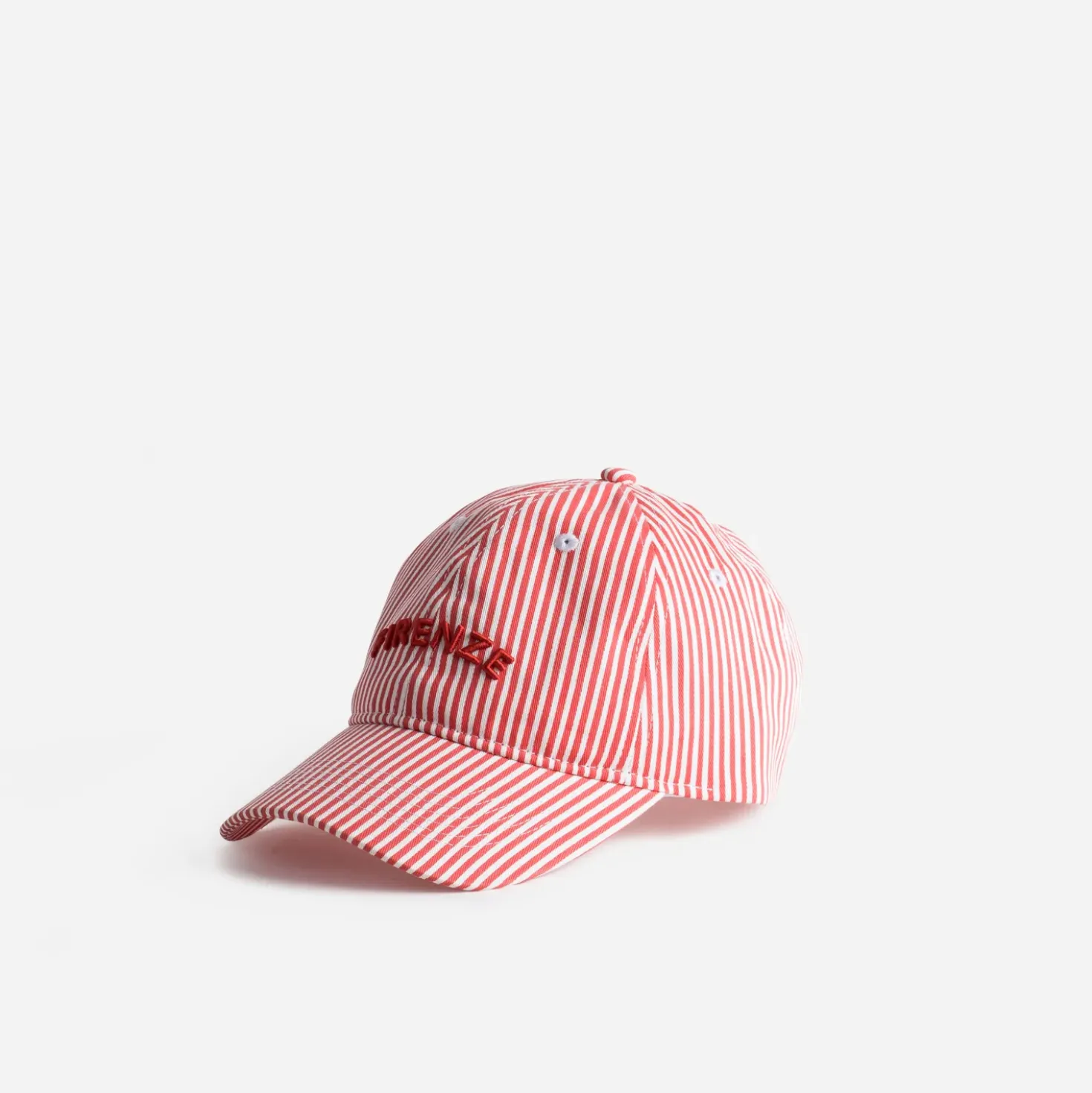 Casquette rouge rayures blanches brodée