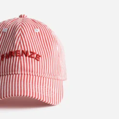 Casquette rouge rayures blanches brodée