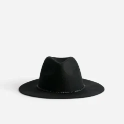 Chapeau noir laine feutrée avec galon-chaînette