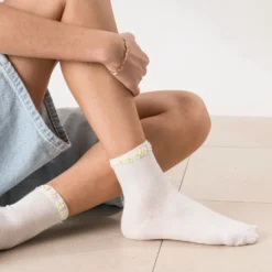 Chaussettes blanches décor fleurs
