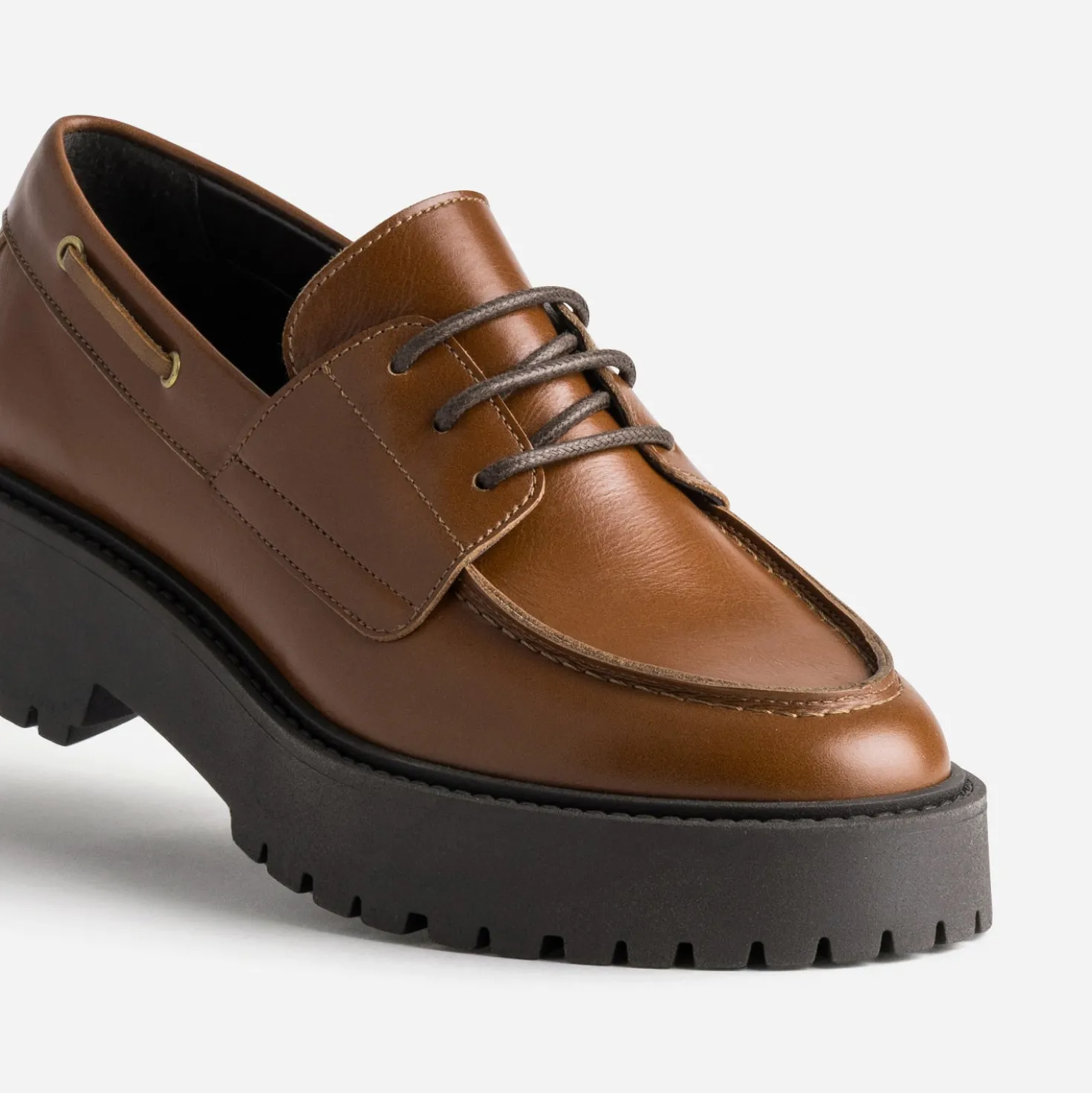 Chaussure-bateau cognac cuir semelle plateforme crantée