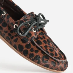 Chaussure-bateau marron cuir motif léopard