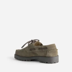Chaussure-bateau taupe cuir velours