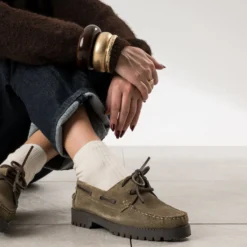 Chaussure-bateau taupe cuir velours