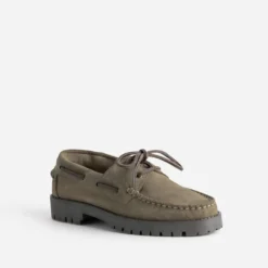 Chaussure-bateau taupe cuir velours
