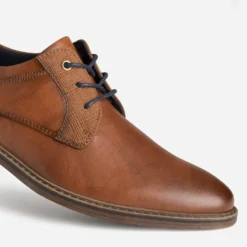 Derby cognac avec détails embossés