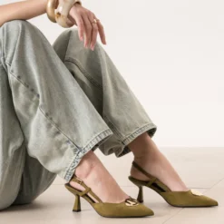 Escarpin slingback kaki détail bijou