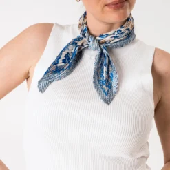 Foulard bleu plissé motif floral