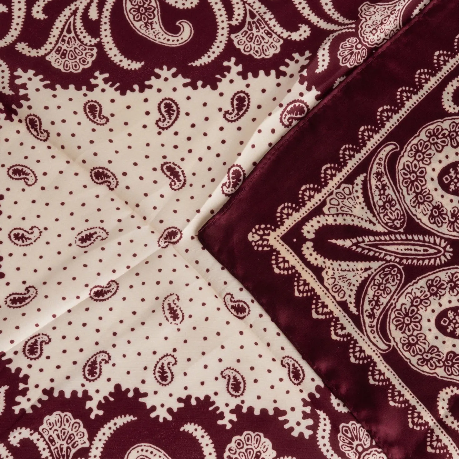 Foulard bordeaux satiné motif cachemire