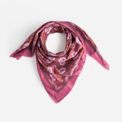 Foulard rose motif floral
