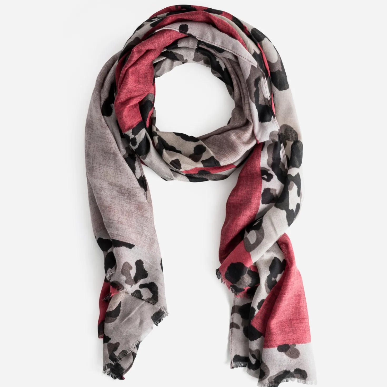 Foulard rouge et beige à motif léopard
