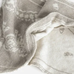 Foulard taupe tricot jacquard motif cachemire