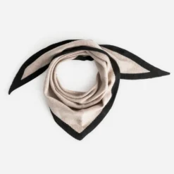 Foulard TEXTO beige tricot bordé noir