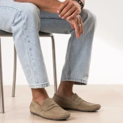 Mocassin beige éco-conçu en cuir velours