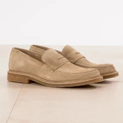 Mocassin beige cuir velours semelle effet crêpe
