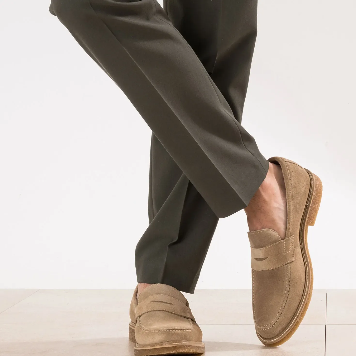 Mocassin beige cuir velours semelle effet crêpe