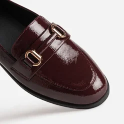 Mocassin bordeaux verni barrette dorée