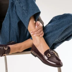 Mocassin bordeaux verni barrette dorée